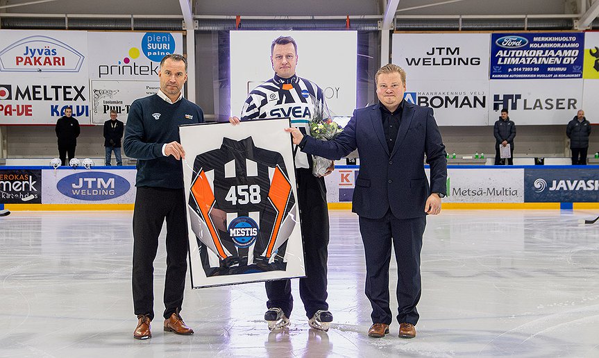 Päätuomari Jukka Pelkonen tuomitsi lauantaina uransa viimeisen Mestis-ottelun