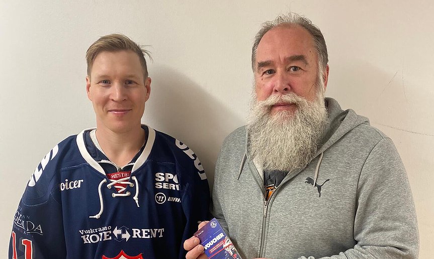 TUTO ja Oili Jalonen Oy lahjoittivat 100 ottelulippua Lausteen perhekuntoutuskeskukseen