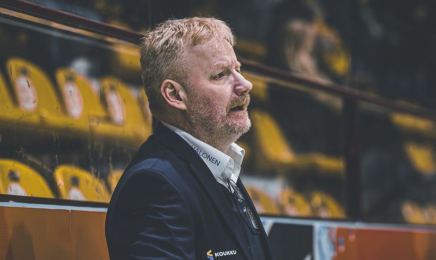 Hermes irtisanoi päävalmentajansa